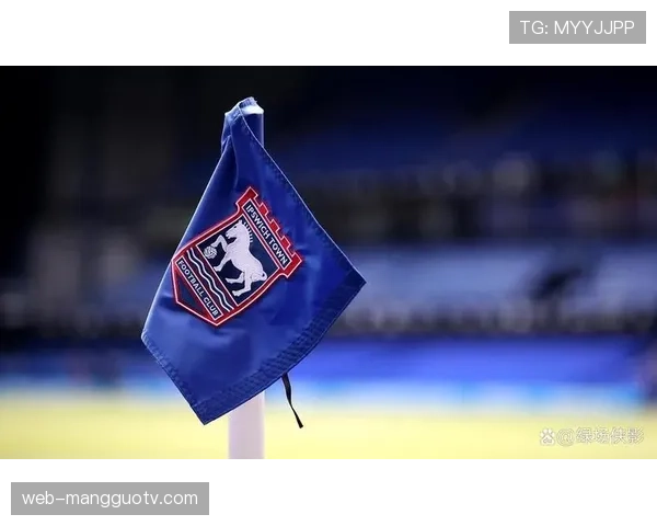 特写镜头：弗拉霍维奇进球后指向教练席，致敬团队配合战术